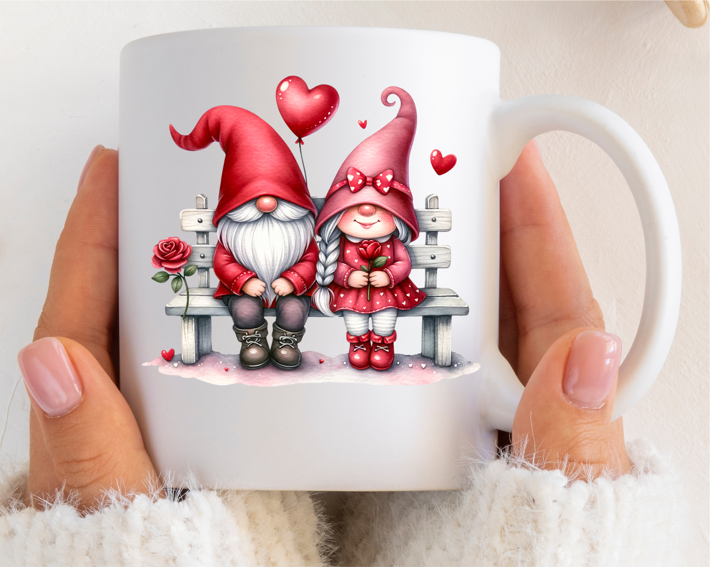 Personalisierte Valentinstag-Zwerg-auf-einer-Bank-Tasse mit Namen Option