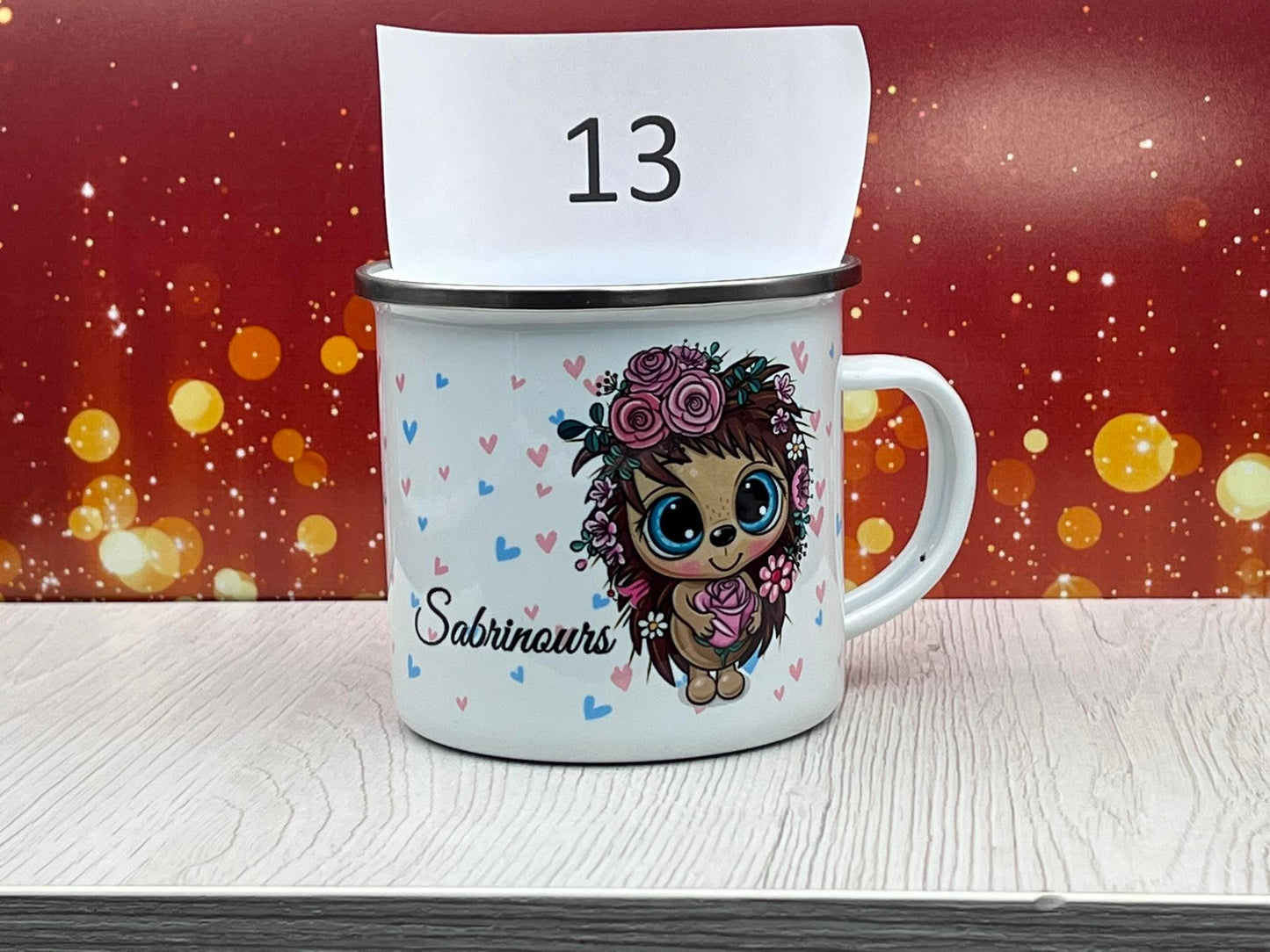 Verkauf von Produkten mit 50% Rabatt. Emaille-Becher